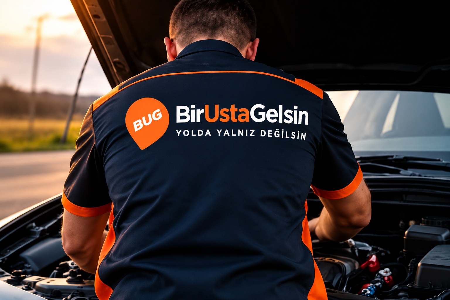 Aracın başında çalışan otomotiv ustası